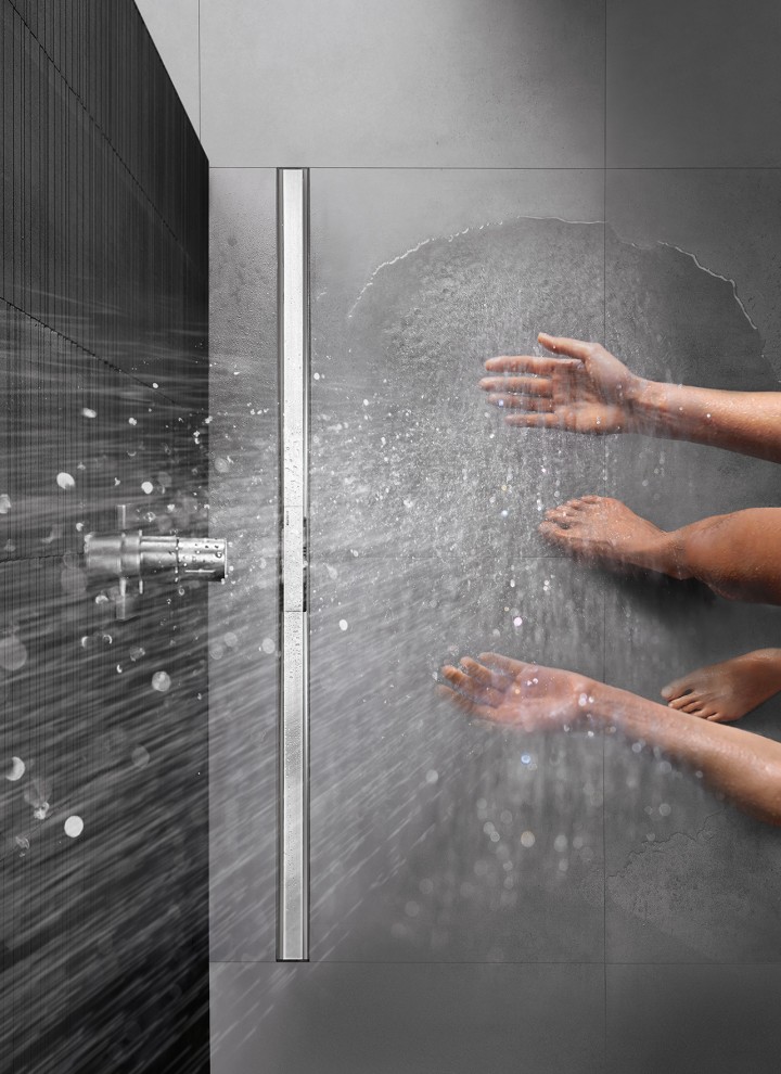 Persona che si fa la doccia in una doccia a filo pavimento dotata di canaletta doccia Geberit CleanLine