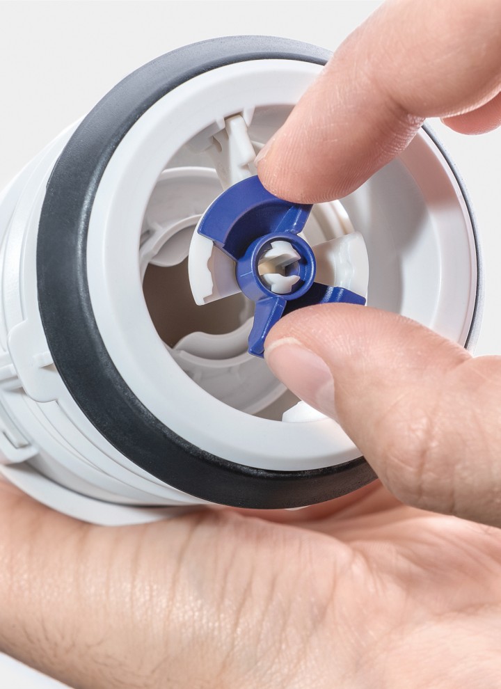 Manutenzione della batteria di scarico nella cassetta Geberit (© Geberit) Manutenzione della batteria di scarico nella cassetta Geberit (© Geberit)