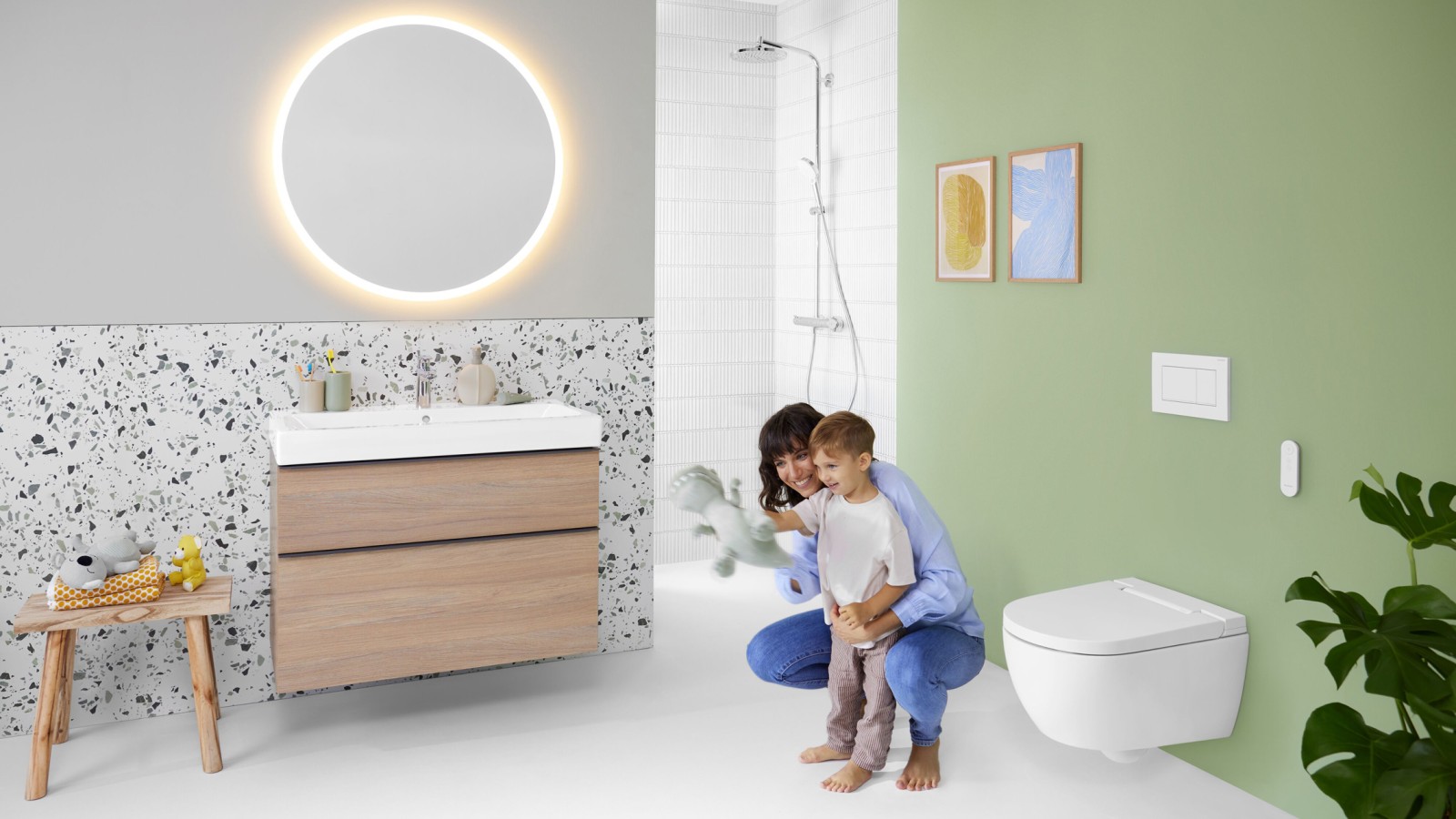 Geberit AquaClean Alba con donna e bambino in bagno Geberit AquaClean Alba con donna e bambino in bagno