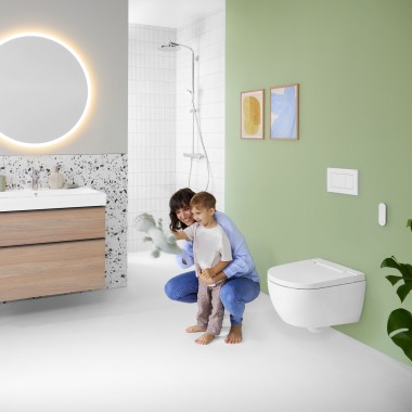 Donna e bambino in un bagno colorato con specchio Geberit Option Donna e bambino in un bagno colorato con specchio Geberit Option