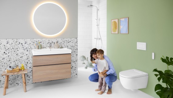 Geberit AquaClean Alba con donna e bambino in bagno Geberit AquaClean Alba con donna e bambino in bagno