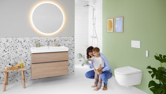 Geberit AquaClean Alba con donna e bambino in bagno