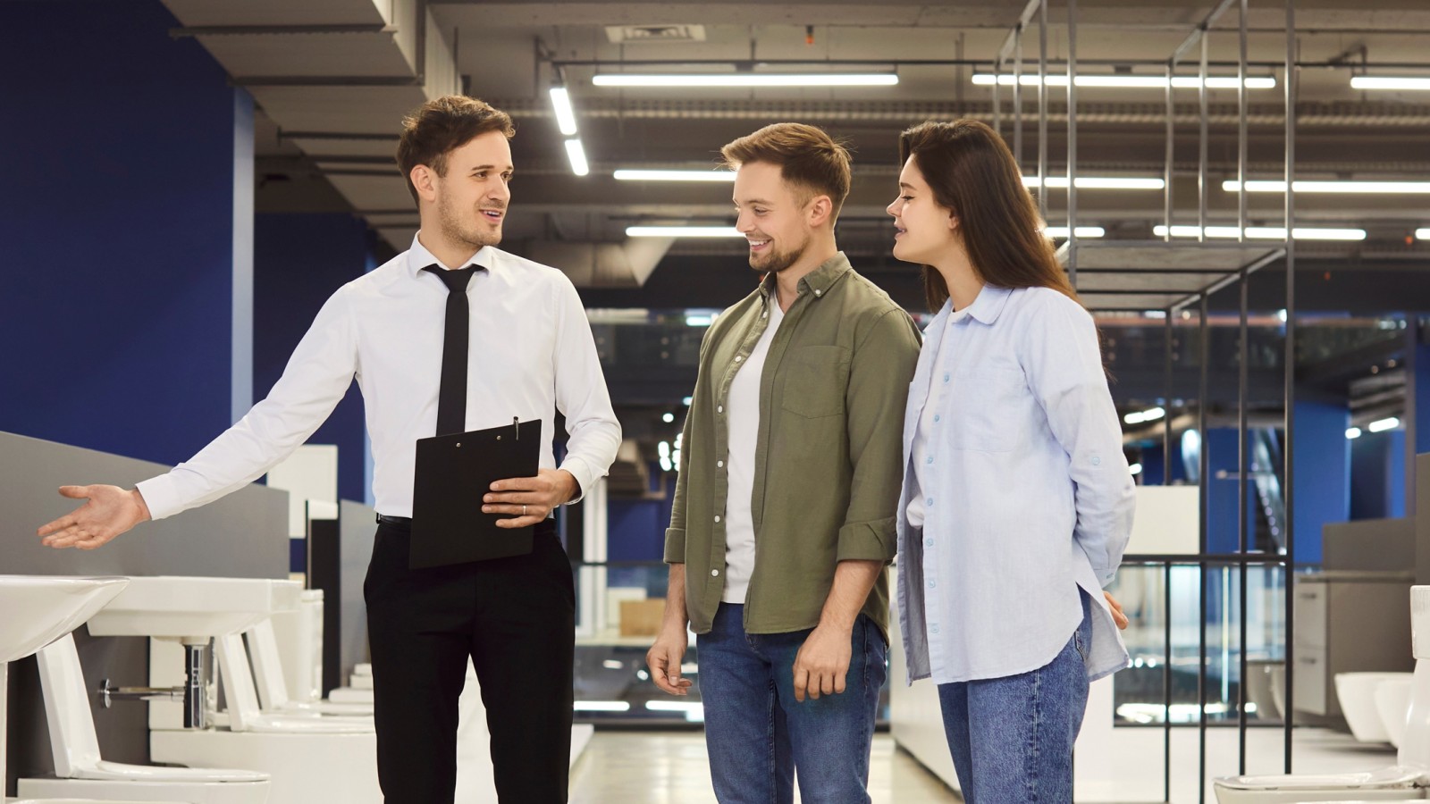 Clienti in uno showroom Clienti in uno showroom