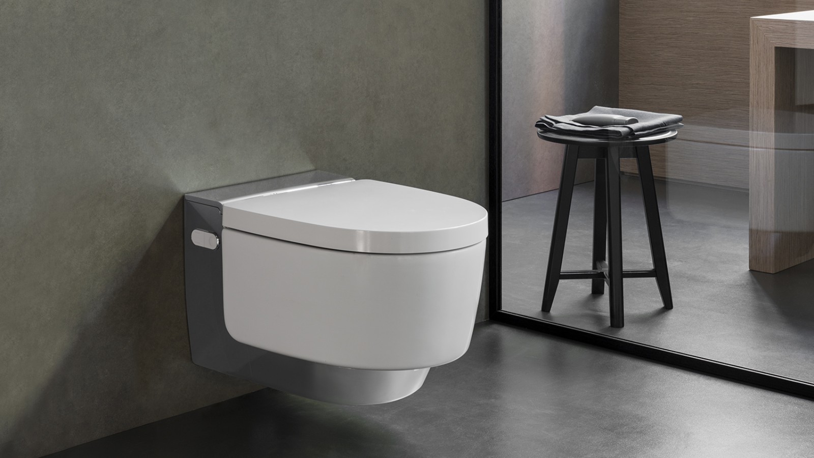 Geberit AquaClean Mera si integra armoniosamente nel bagno grazie al suo design Geberit AquaClean Mera si integra armoniosamente nel bagno grazie al suo design