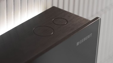 Geberit Monolith Plus con tasti soft-touch per l'azionamento del risciacquo (© Geberit)