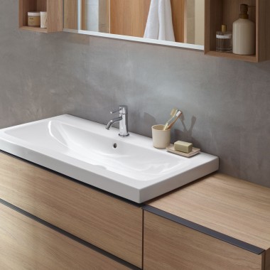 Zona lavabo con mobili da bagno in legno della serie iCon Geberit
