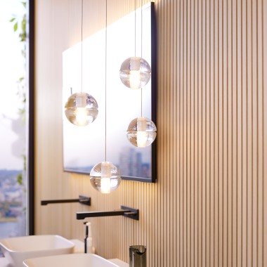Lavabi con rubinetteria a parete e specchio (© Geberit)