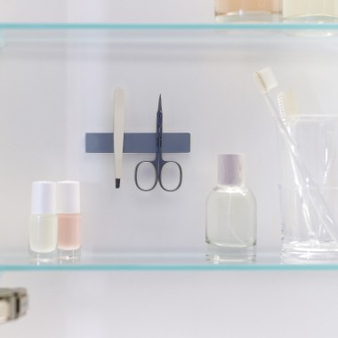 Armadietto a specchio Geberit ONE con strisce magnetiche all'interno (© Geberit) Armadietto a specchio Geberit ONE con strisce magnetiche all'interno (© Geberit)
