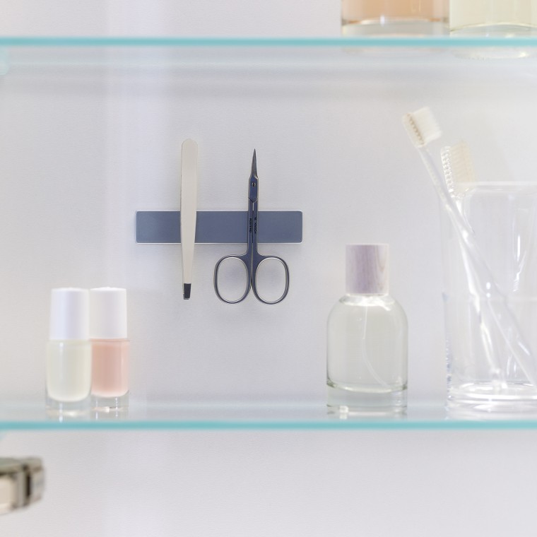 Armadietto a specchio Geberit ONE con strisce magnetiche all'interno (© Geberit) Armadietto a specchio Geberit ONE con strisce magnetiche all'interno (© Geberit)