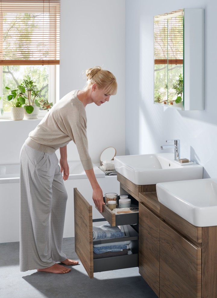 Donna in un bagno bianco
