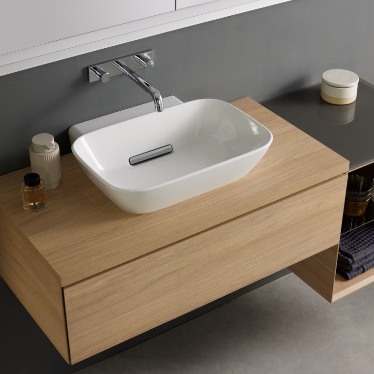 Lavabo da appoggio Geberit ONE con scarico CleanDrain e inserto a pettine integrato. Lavabo da appoggio Geberit ONE con scarico CleanDrain e inserto a pettine integrato.