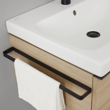 Mobile lavabo Geberit iCon con porta asciugamani in nero opaco (© Geberit)