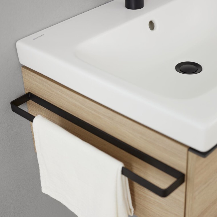 Mobile lavabo Geberit iCon con porta asciugamani in nero opaco (© Geberit)