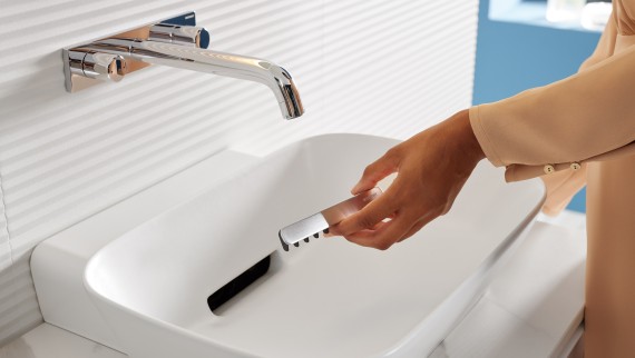 Lo scarico del lavabo con inserto a pettine può essere facilmente rimosso grazie al supporto magnetico. Lo scarico del lavabo con inserto a pettine può essere facilmente rimosso grazie al supporto magnetico.