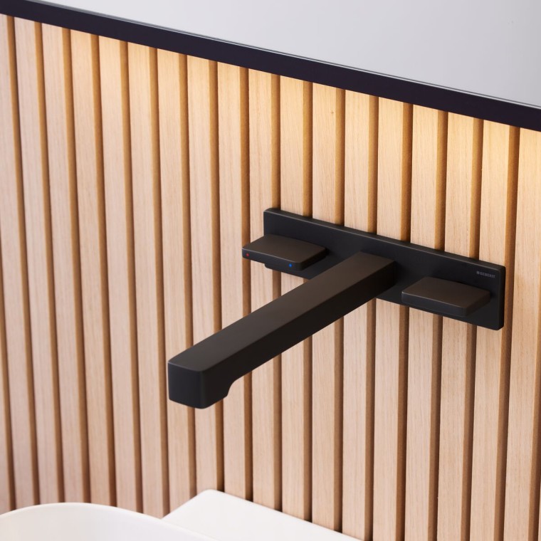 Rubinetteria Geberit ONE a parete quadrato in nero opaco