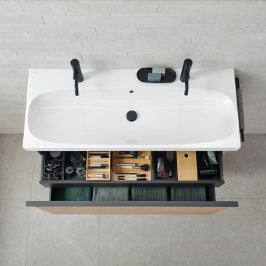 Lavabo Geberit iCon con mobile a cassettiera e accessorio.