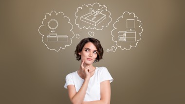 Donna che pensa all'area lavabo dei suoi sogni