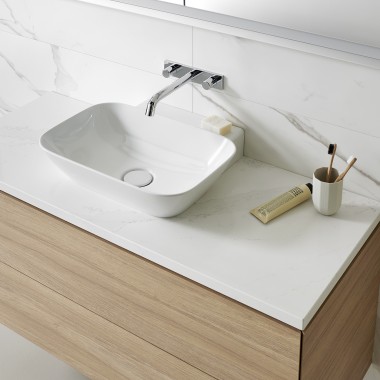 Zona lavabo con ceramica bianca e mobile in legno (© Geberit)