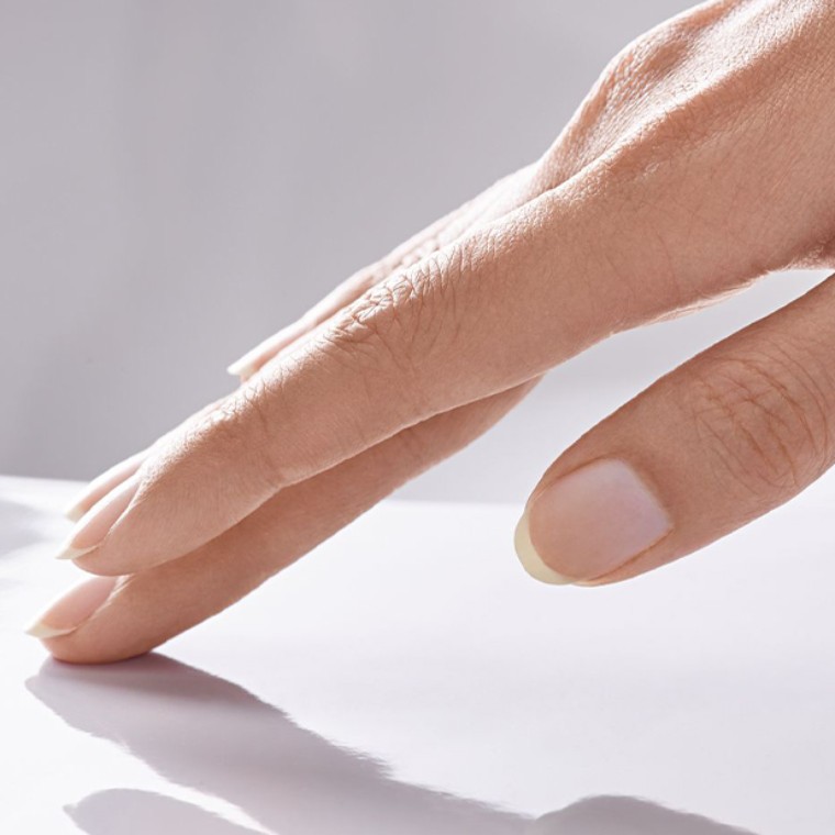 Una mano accarezza una superficie in ceramica Una mano accarezza una superficie in ceramica