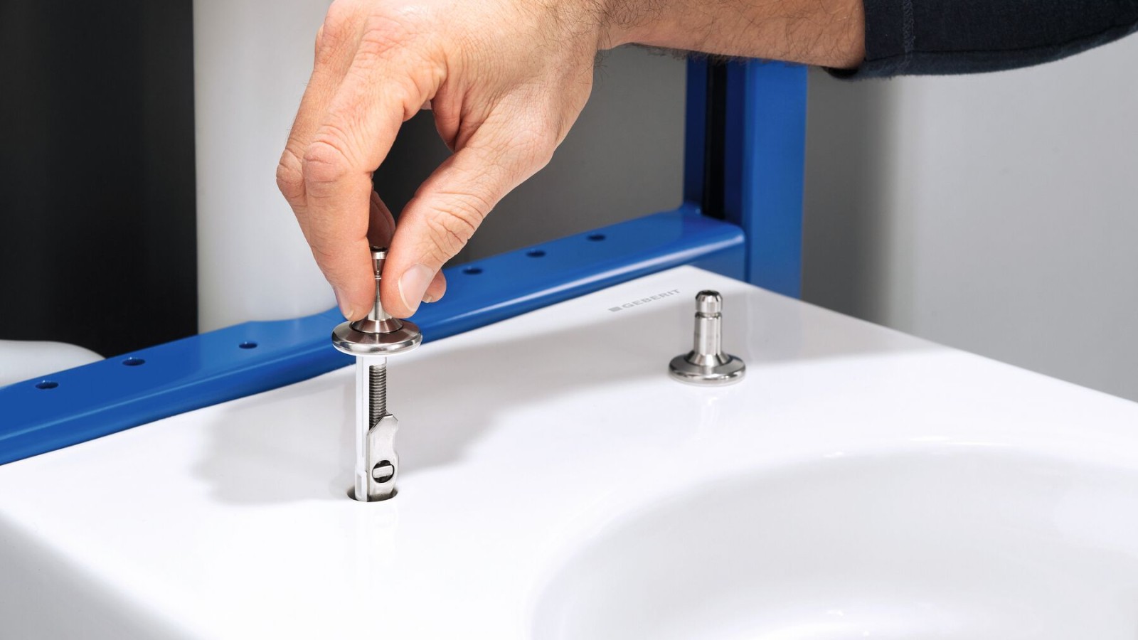 Collegamento dei tappi a levetta al WC. Collegamento dei tappi a levetta al WC.