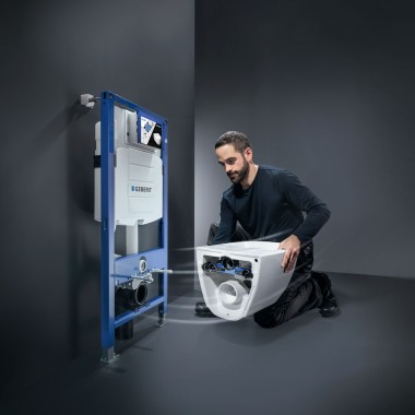 L'idraulico posiziona il WC Geberit su Geberit Duofix