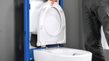 Il sedile del vaso WC allineato e fissato anche senza l’apposita maschera. Il sedile del vaso WC allineato e fissato anche senza l’apposita maschera.