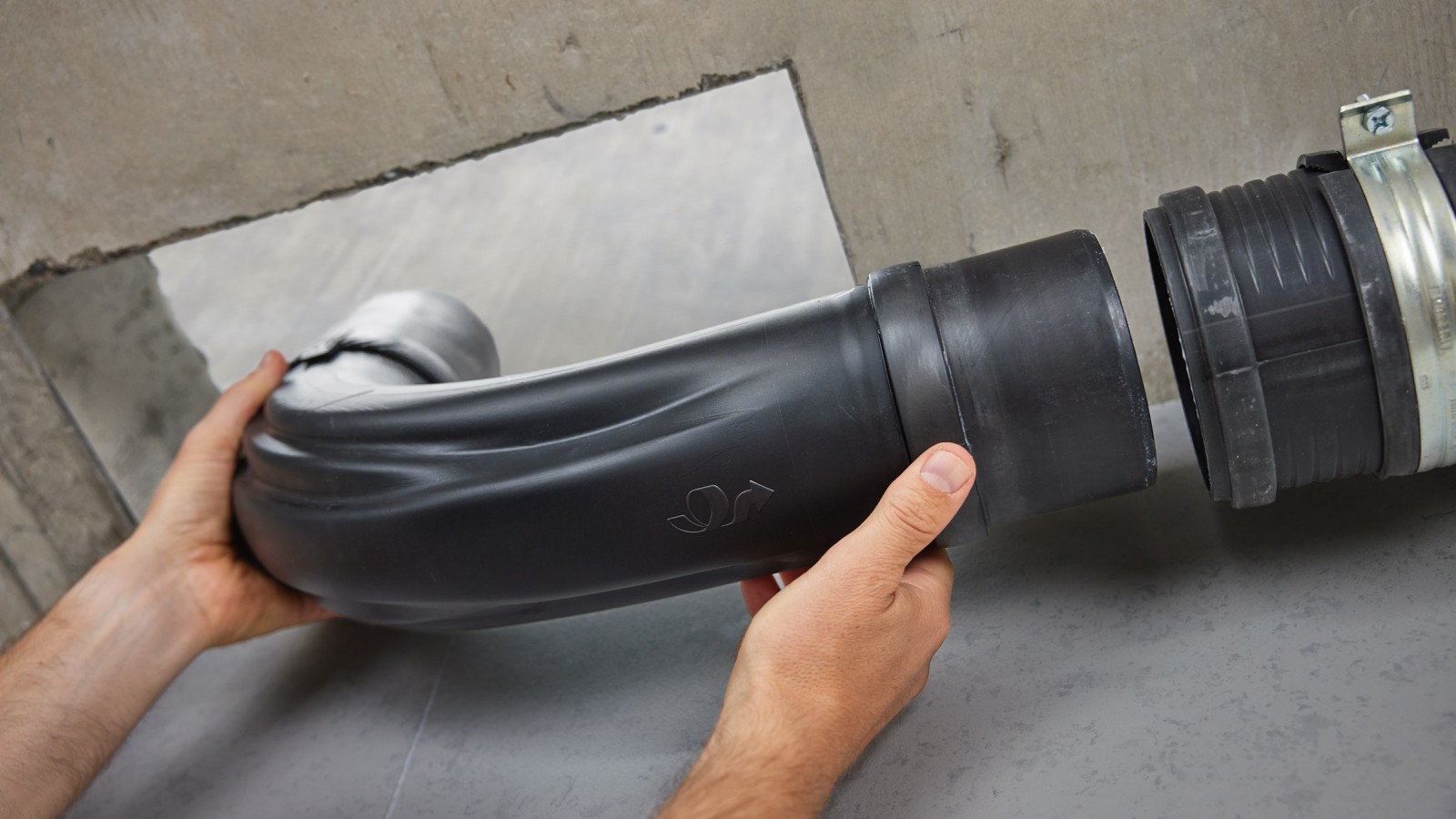 La curva Geberit BottomTurn si installa più rapidamente e facilmente rispetto a due curve da 45°