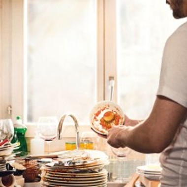 Mucchio di stoviglie sporche in cucina