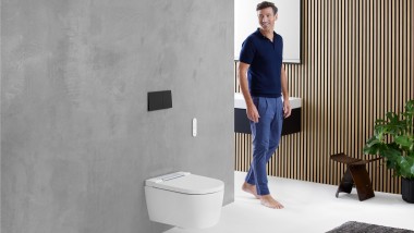 Uomo in bagno che osserva l’area WC