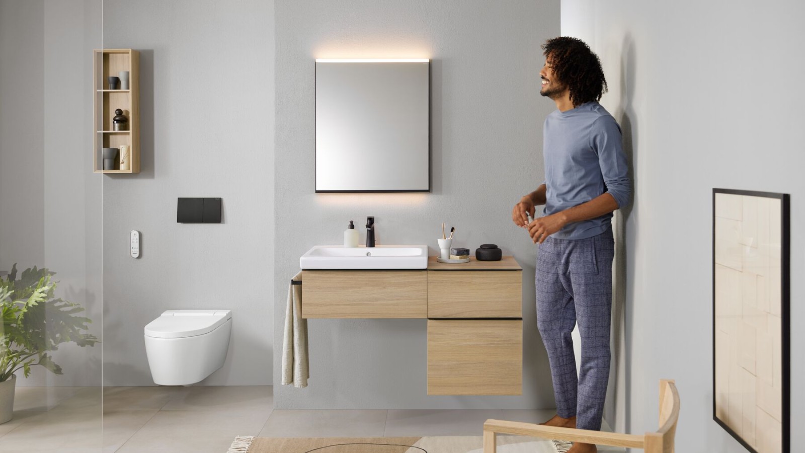 Uomo in un bagno con Geberit AquaClean Sela Uomo in un bagno con Geberit AquaClean Sela