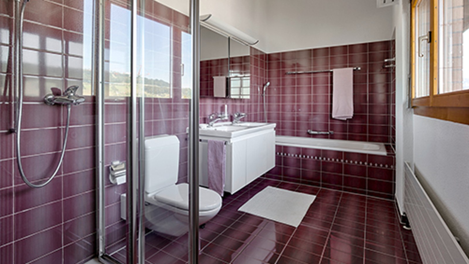 Bagno con piastrelle rosse prima della ristrutturazione