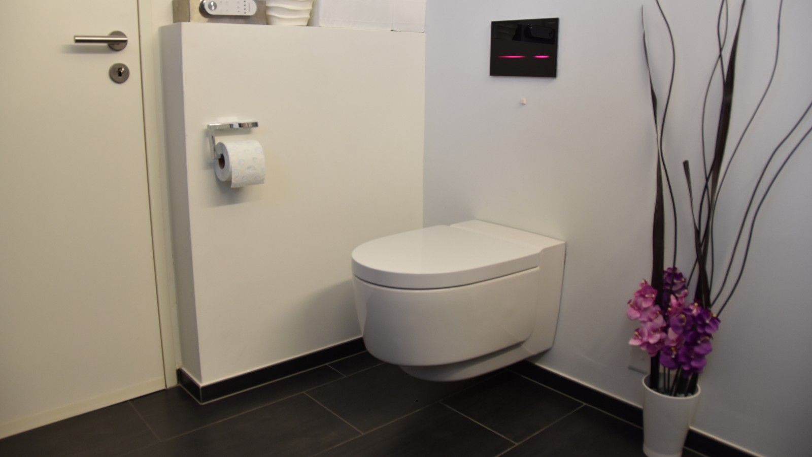 Bagno dopo la ristrutturazione con vari prodotti Geberit