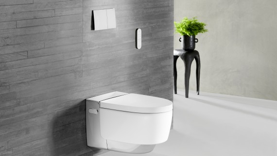 Geberit AquaClean Mera Comfort in cromo con telecomando Sigma70 Geberit AquaClean Mera Comfort in cromo con telecomando Sigma70