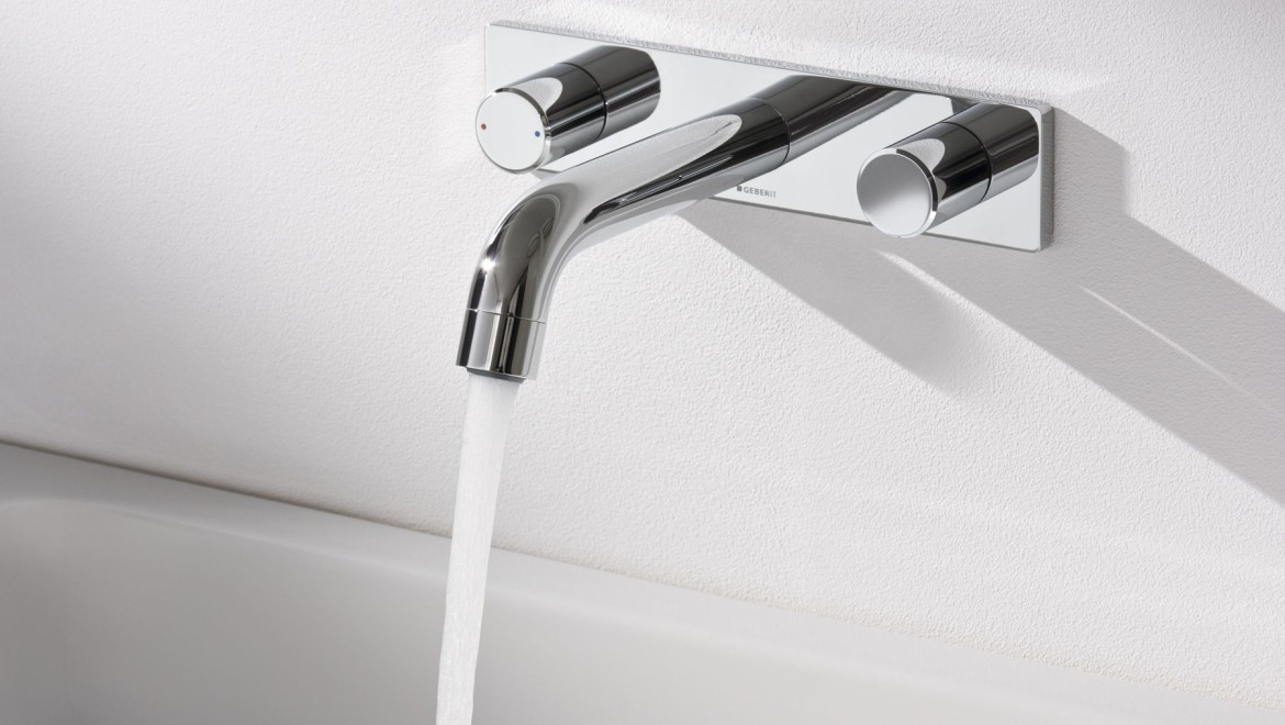 Rubinetto con acqua aperta