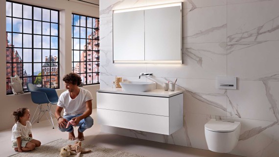 Bagno con mobili della serie Geberit ONE