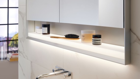 Specchio contenitore Geberit ONE con ComfortLight