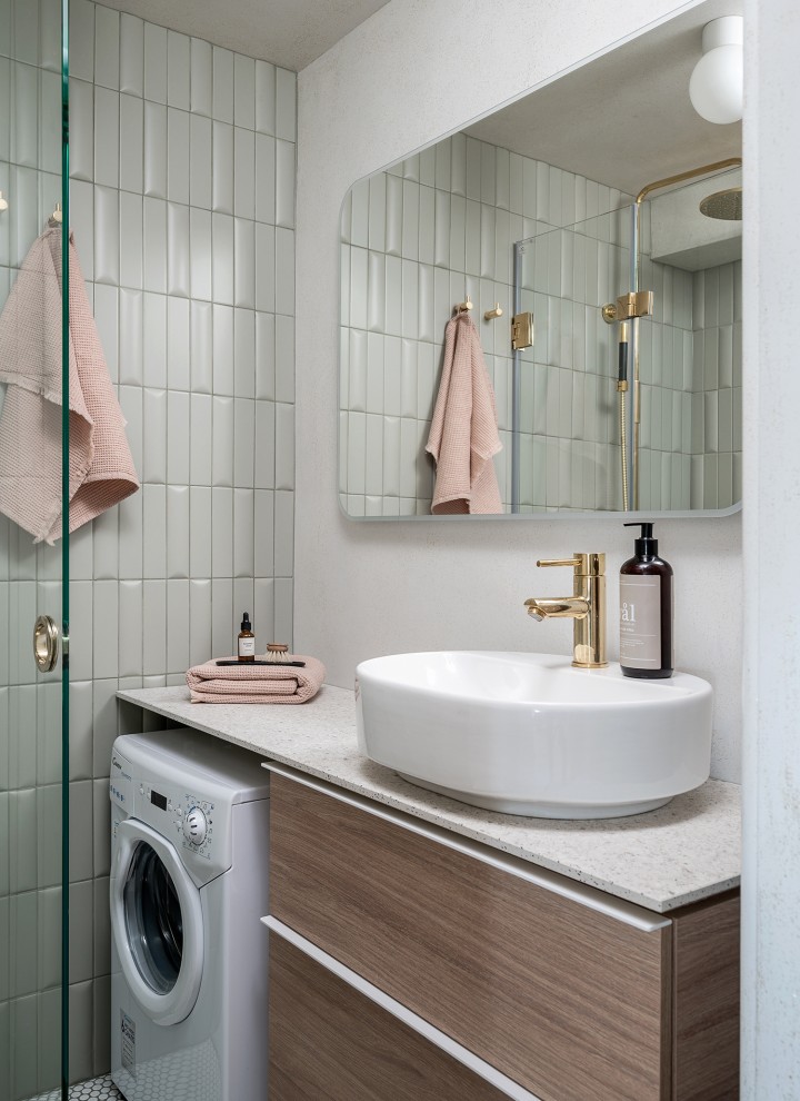 Dopo: il bagno piccolo dopo la ristrutturazione: lavabo ovale della serie bagno VariForm e arredi in finitura rovere (© Meja Hynynen) Dopo: il bagno piccolo dopo la ristrutturazione: lavabo ovale della serie bagno VariForm e arredi in finitura rovere (© Meja Hynynen)