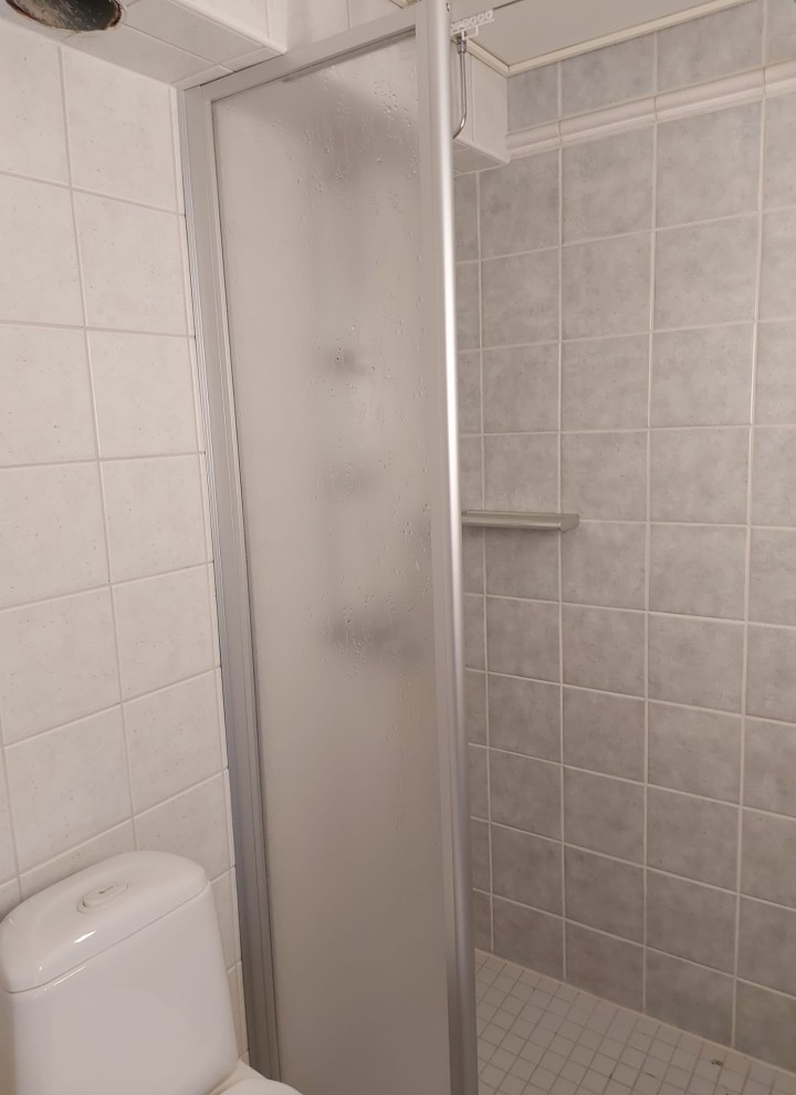 Prima: vista della cabina doccia e del vaso WC a pavimento (© Meja Hynynen) Prima: vista della cabina doccia e del vaso WC a pavimento (© Meja Hynynen)