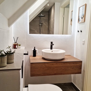 Bagno ristrutturato con mansarda, WC sospeso Geberit Acanto e lavabo tondo della serie Geberit VariForm (© @triner2 e @strandparken3) Bagno ristrutturato con mansarda, WC sospeso Geberit Acanto e lavabo tondo della serie Geberit VariForm (© @triner2 e @strandparken3)