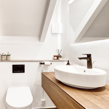 Bagno ristrutturato con tetto spiovente, WC sospeso Geberit Acanto e lavabo rotondo della serie Geberit VariForm (© @triner2 e @strandparken3)Bagno ristrutturato con tetto spiovente, placca di comando nera e rubinetto nero (© @triner2 e @strandparken3) Bagno ristrutturato con tetto spiovente, WC sospeso Geberit Acanto e lavabo rotondo della serie Geberit VariForm (© @triner2 e @strandparken3)Bagno ristrutturato con tetto spiovente, placca di comando nera e rubinetto nero (© @triner2 e @strandparken3)