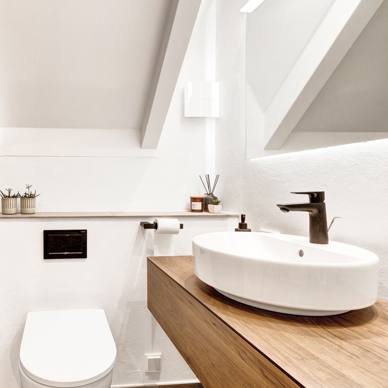 Bagno ristrutturato con tetto spiovente, WC sospeso Geberit Acanto e lavabo rotondo della serie Geberit VariForm (© @triner2 e @strandparken3)Bagno ristrutturato con tetto spiovente, placca di comando nera e rubinetto nero (© @triner2 e @strandparken3) Bagno ristrutturato con tetto spiovente, WC sospeso Geberit Acanto e lavabo rotondo della serie Geberit VariForm (© @triner2 e @strandparken3)Bagno ristrutturato con tetto spiovente, placca di comando nera e rubinetto nero (© @triner2 e @strandparken3)