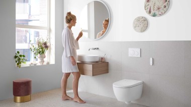 Donna in bagno Geberit (© Geberit)