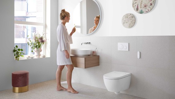 Donna in bagno Geberit (© Geberit) Donna in bagno Geberit (© Geberit)