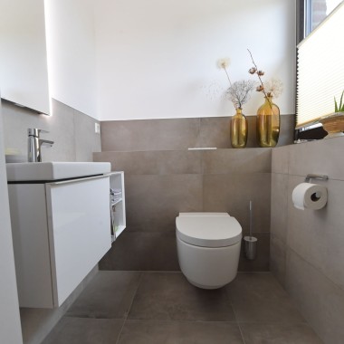 Vista del vaso bidet Geberit AquaClean Mera Classic e del lavabo Vista del vaso bidet Geberit AquaClean Mera Classic e del lavabo