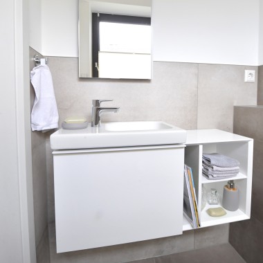 Particolare del bagno ospiti con lavabo e pensili Particolare del bagno ospiti con lavabo e pensili