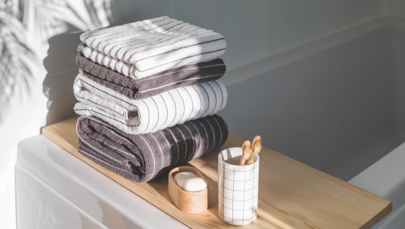 Asciugamani in un bagno bianco (© iStock)