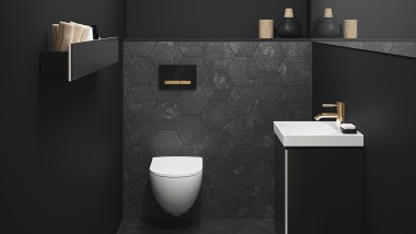 Rubinetti e placche dorati abbinati a colori scuri