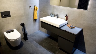 In bagno look minimalista con cromo nero