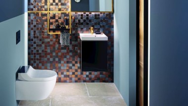 I toni dell'oro e del rame aggiungono calore in bagno I toni dell'oro e del rame aggiungono calore in bagno
