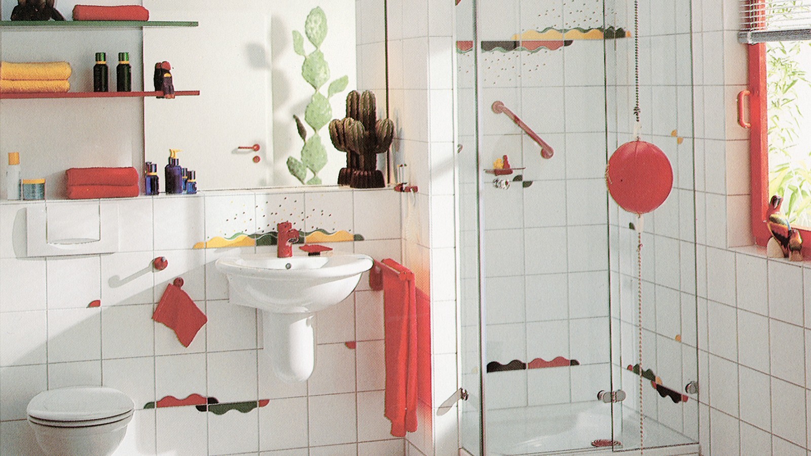 Un bagno con una doccia separata e piastrelle dai colori vivaci, era molto di moda Un bagno con una doccia separata e piastrelle dai colori vivaci, era molto di moda